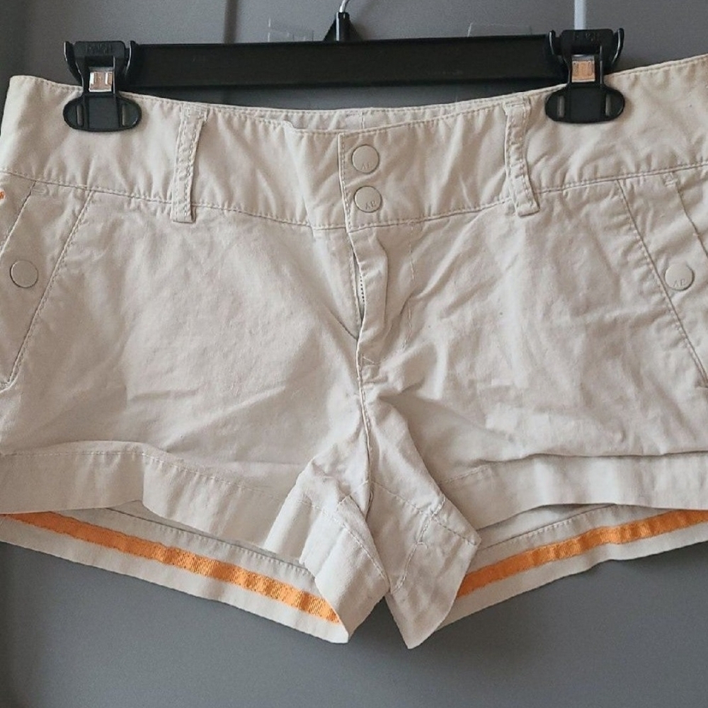 American Eagle Outfitters Light Khaki Shorts